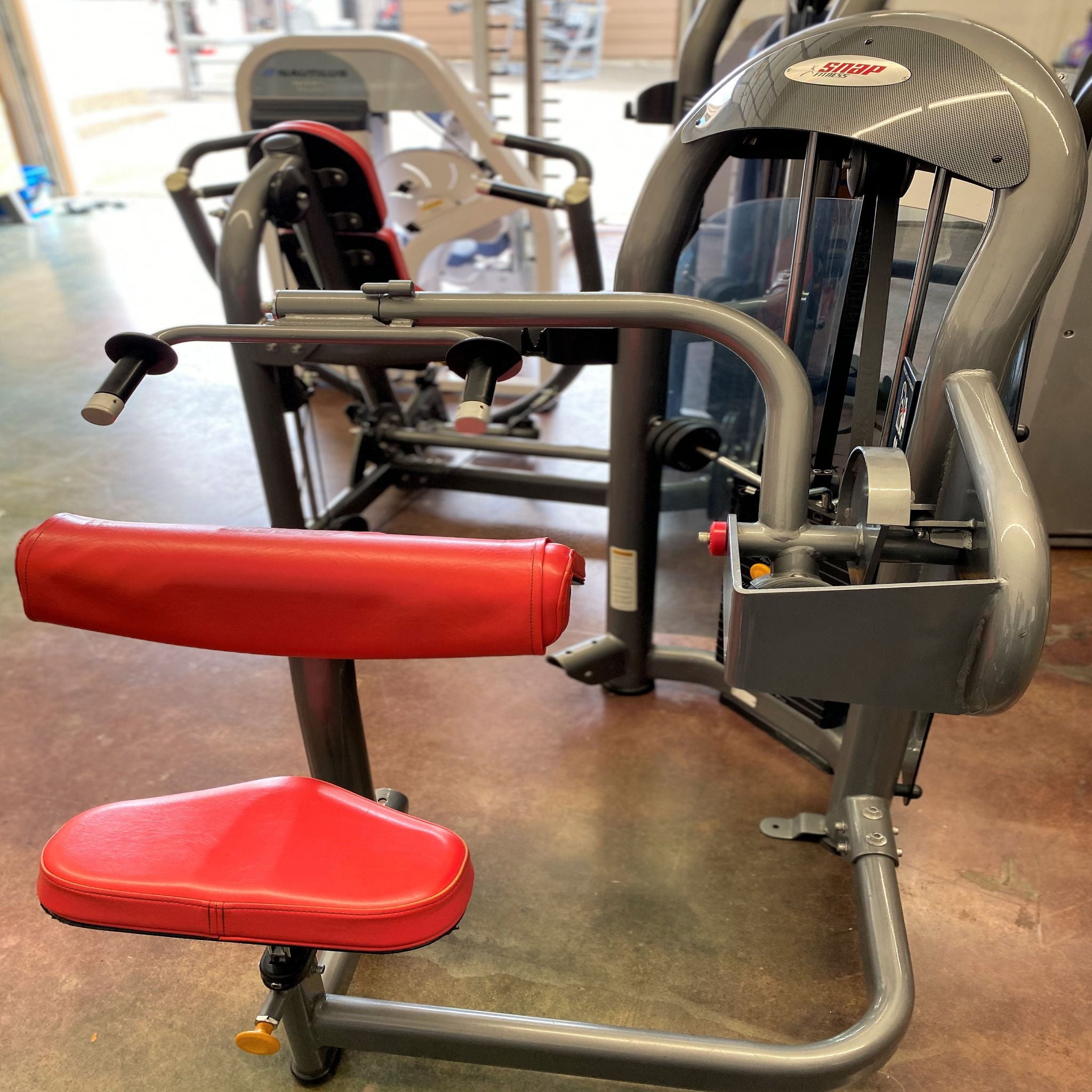 Front view of the Matrix G3 Tricep Extension in Warehouse, Red seating