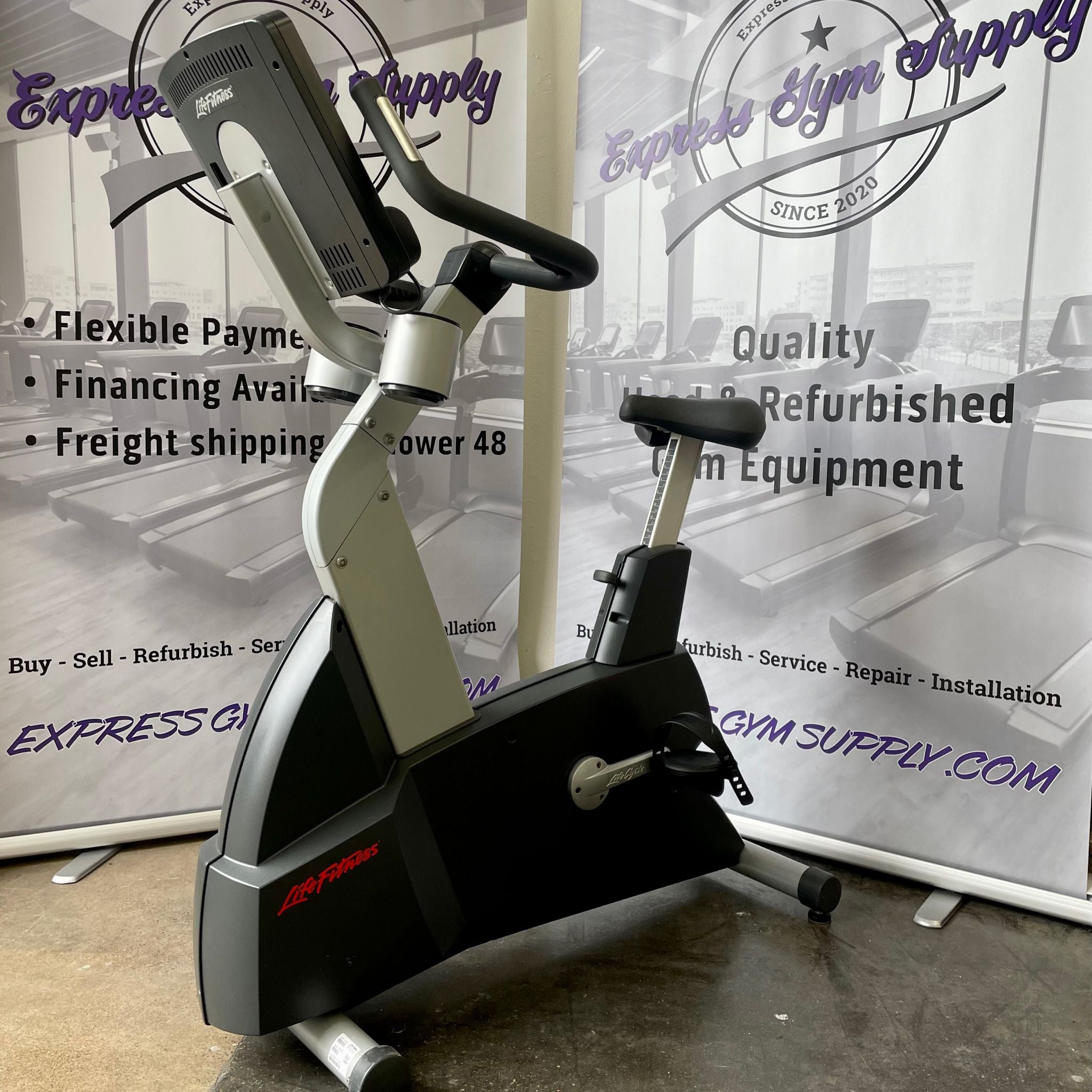 Front right view of the Life Fitness CLSC Upright Bike