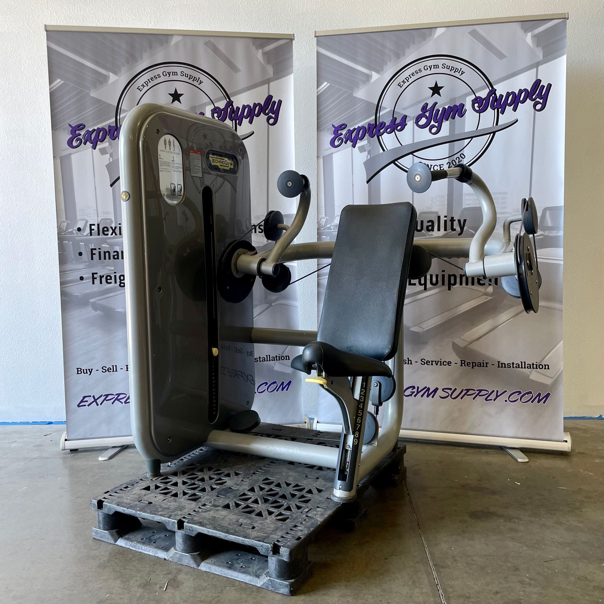 Technogym discount tricep machine